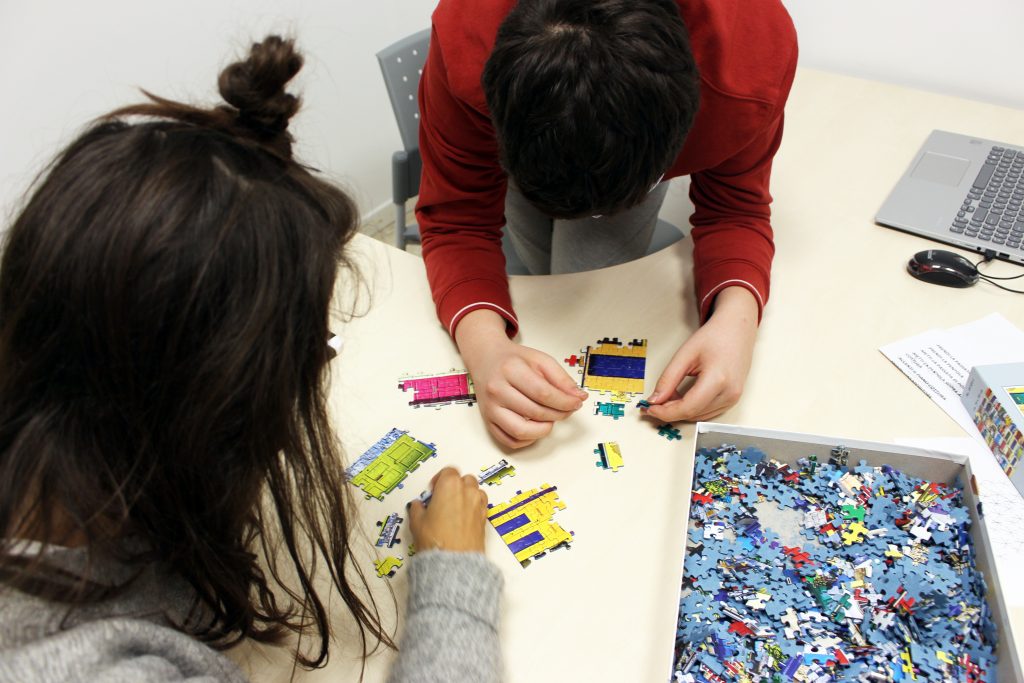 Ragazzi che giocano con puzzle in Astuta Ability Academy